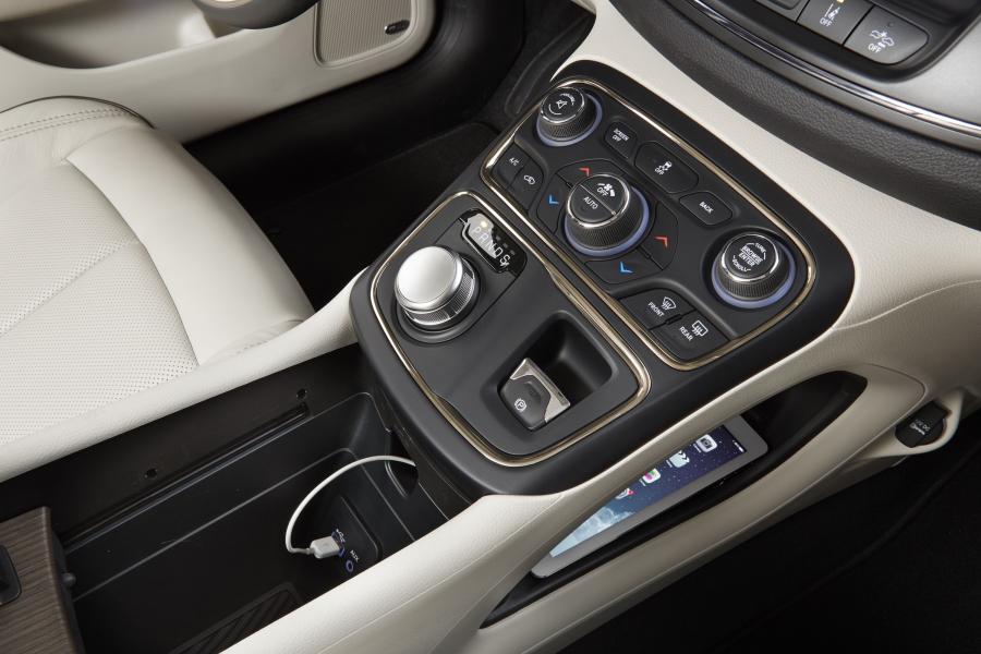 Детали интерьера Chrysler 200C (UF) 2014 года  (фото 8 из 50)